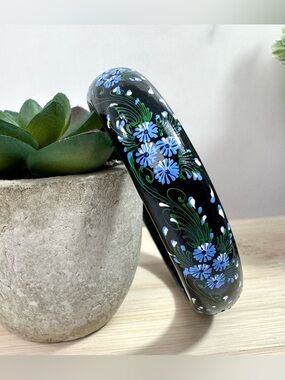 💙Vintage Painted Wood Floral Bangle